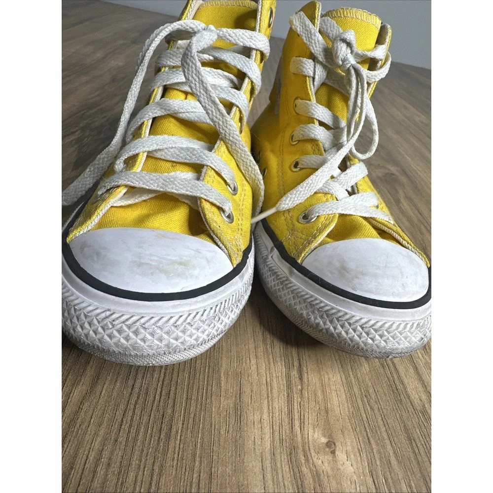 Chick Taylor Converse Kids‎ Size 3 High top Sneakers Yellow